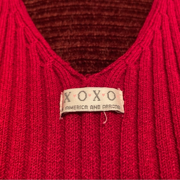 Red Ribbed Sleeveless V-Neck Crop Top - Picture 5 of 6